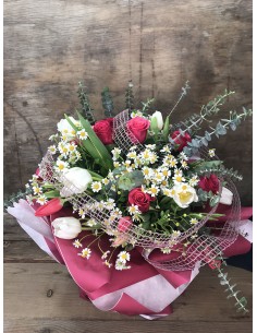 Bouquet di fiori freschi. Le composizioni sono realizzate con i fiori disponibili al momento dell'ordine.