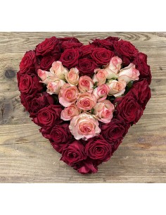 Heart of Roses:composizione di fiori freschi  a forma di cuore realizzata con rose "Red Naomi" e rose "Dolce Vita".