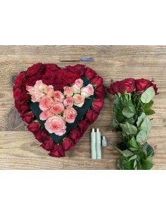 Heart of Roses:composizione di fiori freschi  a forma di cuore realizzata con rose "Red Naomi" e rose "Dolce Vita". 2