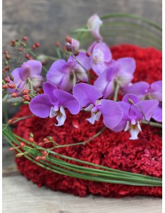 Composizione di fiori freschi a forma di cuore  realizzata con  garofani e orchidee phalaenopsis. Dimensioni: 32 x 34 cm. 2