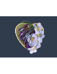 Composizione di fiori freschi a forma di cuore  realizzata con tulipani e garofani. Dimensioni: 32 x 34 cm.