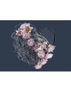 Composizione di fiori freschi a forma di cuore  con alluminio, tulipani e  garofani. Dimensioni: 32 x 34 x 4 cm.