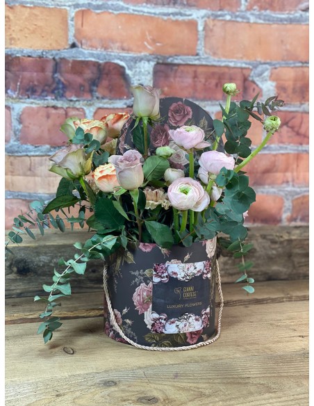 Composizione di fiori freschi misti, in scatola cilindrica decorativa, con motivo floreale