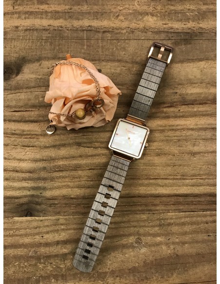 Leia è un orologio molto fine in legno 100% naturale ipoallergenico, e quadrante in madreperla.