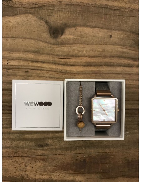 Leia è un orologio molto fine in legno 100% naturale ipoallergenico, e quadrante in madreperla.